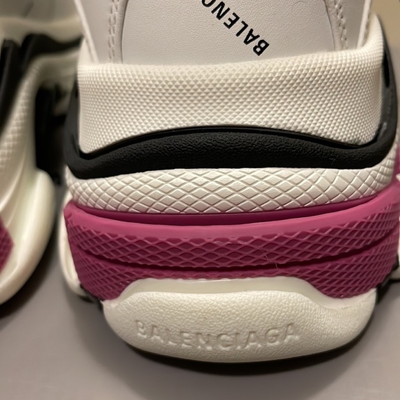 Authentic Balenciaga triple s NIB - Picture 5 of 7